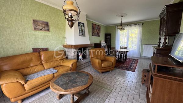 EXCLUSIVITE BSK IMMOBILIER à visiter sans tarder ! Venez découvrir cette maison traditionnelle située à CHARTRES DE BRETAGNE, une charmante commune très dynamique et attractive de la métropole Rennaise, idéalement située à 5km du centre-ville de Rennes, à 10 mn de la gare SNCF, 10 mn de l'aéroport de Rennes Saint-Jacques et du Campus de Ker-Lann. CHARTRES dispose également d'un bon réseau de transports (bus) qui facilite vos déplacements.
Dans le centre bourg, vous y trouverez toutes les commodités (commerces, écoles, collège, équipements culturels et sportifs) et tout cela à pied. 
Profitez d'un cadre de vie agréable !

Cette maison familiale de 112m², construite en 1979 sur sous-sol complet, se trouve sur une parcelle d’environ 420m². Idéalement située dans un quartier calme et résidentiel, au cœur d’une impasse et à proximité du centre bourg, vous profiterez d’un jardin clos et arboré offrant une belle vue dégagée et sans vis-à-vis sur la campagne.

Le rez-de-chaussée vous accueille avec une entrée majestueuse qui dessert un lumineux salon-séjour avec sa cheminée, une cuisine dinatoire aménagée et équipée qui comblera les amateurs de gastronomie. 
Le séjour est en accès direct sur une terrasse sans vis-à-vis, exposée Sud et Ouest, idéale pour profiter des belles journées d’été.
L'entrée dessert également une belle chambre parentale et sa salle d'eau refaite très récemment, un espace rangement et des WC séparés.
À l’étage, le palier vous emmène vers trois chambres (dont une grande avec dressing), une salle d’eau et des WC.

Atouts supplémentaires :
• Grand sous-sol sécurisé avec porte de garage motorisée.
• Espace atelier, buanderie et cave.
• Chauffage avec chaudière gaz Frisquet.
• Huisseries PVC et volets roulants (motorisés au rez-de-chaussée).
• Fibre installée pour une connectivité optimale.
• Jardin clos et arboré. Barbecue. Terrasse protégée par un store-banne.

Quelques travaux de modernisation (décoration) vous permettront de personnaliser cette maison solidement construite pour en faire un véritable cocon familial à votre image.
Laissez-vous séduire par son cadre de vie agréable. 
Contactez-moi rapidement pour organiser une visite !