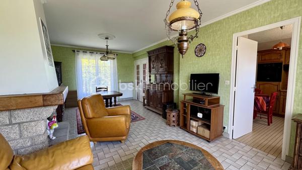 EXCLUSIVITE BSK IMMOBILIER à visiter sans tarder ! Venez découvrir cette maison traditionnelle située à CHARTRES DE BRETAGNE, une charmante commune très dynamique et attractive de la métropole Rennaise, idéalement située à 5km du centre-ville de Rennes, à 10 mn de la gare SNCF, 10 mn de l'aéroport de Rennes Saint-Jacques et du Campus de Ker-Lann. CHARTRES dispose également d'un bon réseau de transports (bus) qui facilite vos déplacements.
Dans le centre bourg, vous y trouverez toutes les commodités (commerces, écoles, collège, équipements culturels et sportifs) et tout cela à pied. 
Profitez d'un cadre de vie agréable !

Cette maison familiale de 112m², construite en 1979 sur sous-sol complet, se trouve sur une parcelle d’environ 420m². Idéalement située dans un quartier calme et résidentiel, au cœur d’une impasse et à proximité du centre bourg, vous profiterez d’un jardin clos et arboré offrant une belle vue dégagée et sans vis-à-vis sur la campagne.

Le rez-de-chaussée vous accueille avec une entrée majestueuse qui dessert un lumineux salon-séjour avec sa cheminée, une cuisine dinatoire aménagée et équipée qui comblera les amateurs de gastronomie. 
Le séjour est en accès direct sur une terrasse sans vis-à-vis, exposée Sud et Ouest, idéale pour profiter des belles journées d’été.
L'entrée dessert également une belle chambre parentale et sa salle d'eau refaite très récemment, un espace rangement et des WC séparés.
À l’étage, le palier vous emmène vers trois chambres (dont une grande avec dressing), une salle d’eau et des WC.

Atouts supplémentaires :
• Grand sous-sol sécurisé avec porte de garage motorisée.
• Espace atelier, buanderie et cave.
• Chauffage avec chaudière gaz Frisquet.
• Huisseries PVC et volets roulants (motorisés au rez-de-chaussée).
• Fibre installée pour une connectivité optimale.
• Jardin clos et arboré. Barbecue. Terrasse protégée par un store-banne.

Quelques travaux de modernisation (décoration) vous permettront de personnaliser cette maison solidement construite pour en faire un véritable cocon familial à votre image.
Laissez-vous séduire par son cadre de vie agréable. 
Contactez-moi rapidement pour organiser une visite !