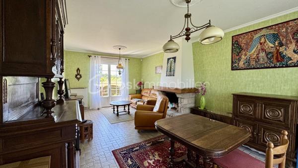 EXCLUSIVITE BSK IMMOBILIER à visiter sans tarder ! Venez découvrir cette maison traditionnelle située à CHARTRES DE BRETAGNE, une charmante commune très dynamique et attractive de la métropole Rennaise, idéalement située à 5km du centre-ville de Rennes, à 10 mn de la gare SNCF, 10 mn de l'aéroport de Rennes Saint-Jacques et du Campus de Ker-Lann. CHARTRES dispose également d'un bon réseau de transports (bus) qui facilite vos déplacements.
Dans le centre bourg, vous y trouverez toutes les commodités (commerces, écoles, collège, équipements culturels et sportifs) et tout cela à pied. 
Profitez d'un cadre de vie agréable !

Cette maison familiale de 112m², construite en 1979 sur sous-sol complet, se trouve sur une parcelle d’environ 420m². Idéalement située dans un quartier calme et résidentiel, au cœur d’une impasse et à proximité du centre bourg, vous profiterez d’un jardin clos et arboré offrant une belle vue dégagée et sans vis-à-vis sur la campagne.

Le rez-de-chaussée vous accueille avec une entrée majestueuse qui dessert un lumineux salon-séjour avec sa cheminée, une cuisine dinatoire aménagée et équipée qui comblera les amateurs de gastronomie. 
Le séjour est en accès direct sur une terrasse sans vis-à-vis, exposée Sud et Ouest, idéale pour profiter des belles journées d’été.
L'entrée dessert également une belle chambre parentale et sa salle d'eau refaite très récemment, un espace rangement et des WC séparés.
À l’étage, le palier vous emmène vers trois chambres (dont une grande avec dressing), une salle d’eau et des WC.

Atouts supplémentaires :
• Grand sous-sol sécurisé avec porte de garage motorisée.
• Espace atelier, buanderie et cave.
• Chauffage avec chaudière gaz Frisquet.
• Huisseries PVC et volets roulants (motorisés au rez-de-chaussée).
• Fibre installée pour une connectivité optimale.
• Jardin clos et arboré. Barbecue. Terrasse protégée par un store-banne.

Quelques travaux de modernisation (décoration) vous permettront de personnaliser cette maison solidement construite pour en faire un véritable cocon familial à votre image.
Laissez-vous séduire par son cadre de vie agréable. 
Contactez-moi rapidement pour organiser une visite !