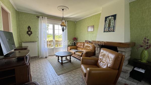 EXCLUSIVITE BSK IMMOBILIER à visiter sans tarder ! Venez découvrir cette maison traditionnelle située à CHARTRES DE BRETAGNE, une charmante commune très dynamique et attractive de la métropole Rennaise, idéalement située à 5km du centre-ville de Rennes, à 10 mn de la gare SNCF, 10 mn de l'aéroport de Rennes Saint-Jacques et du Campus de Ker-Lann. CHARTRES dispose également d'un bon réseau de transports (bus) qui facilite vos déplacements.
Dans le centre bourg, vous y trouverez toutes les commodités (commerces, écoles, collège, équipements culturels et sportifs) et tout cela à pied. 
Profitez d'un cadre de vie agréable !

Cette maison familiale de 112m², construite en 1979 sur sous-sol complet, se trouve sur une parcelle d’environ 420m². Idéalement située dans un quartier calme et résidentiel, au cœur d’une impasse et à proximité du centre bourg, vous profiterez d’un jardin clos et arboré offrant une belle vue dégagée et sans vis-à-vis sur la campagne.

Le rez-de-chaussée vous accueille avec une entrée majestueuse qui dessert un lumineux salon-séjour avec sa cheminée, une cuisine dinatoire aménagée et équipée qui comblera les amateurs de gastronomie. 
Le séjour est en accès direct sur une terrasse sans vis-à-vis, exposée Sud et Ouest, idéale pour profiter des belles journées d’été.
L'entrée dessert également une belle chambre parentale et sa salle d'eau refaite très récemment, un espace rangement et des WC séparés.
À l’étage, le palier vous emmène vers trois chambres (dont une grande avec dressing), une salle d’eau et des WC.

Atouts supplémentaires :
• Grand sous-sol sécurisé avec porte de garage motorisée.
• Espace atelier, buanderie et cave.
• Chauffage avec chaudière gaz Frisquet.
• Huisseries PVC et volets roulants (motorisés au rez-de-chaussée).
• Fibre installée pour une connectivité optimale.
• Jardin clos et arboré. Barbecue. Terrasse protégée par un store-banne.

Quelques travaux de modernisation (décoration) vous permettront de personnaliser cette maison solidement construite pour en faire un véritable cocon familial à votre image.
Laissez-vous séduire par son cadre de vie agréable. 
Contactez-moi rapidement pour organiser une visite !