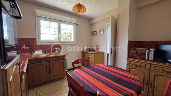 EXCLUSIVITE BSK IMMOBILIER à visiter sans tarder ! Venez découvrir cette maison traditionnelle située à CHARTRES DE BRETAGNE, une charmante commune très dynamique et attractive de la métropole Rennaise, idéalement située à 5km du centre-ville de Rennes, à 10 mn de la gare SNCF, 10 mn de l'aéroport de Rennes Saint-Jacques et du Campus de Ker-Lann. CHARTRES dispose également d'un bon réseau de transports (bus) qui facilite vos déplacements.
Dans le centre bourg, vous y trouverez toutes les commodités (commerces, écoles, collège, équipements culturels et sportifs) et tout cela à pied. 
Profitez d'un cadre de vie agréable !

Cette maison familiale de 112m², construite en 1979 sur sous-sol complet, se trouve sur une parcelle d’environ 420m². Idéalement située dans un quartier calme et résidentiel, au cœur d’une impasse et à proximité du centre bourg, vous profiterez d’un jardin clos et arboré offrant une belle vue dégagée et sans vis-à-vis sur la campagne.

Le rez-de-chaussée vous accueille avec une entrée majestueuse qui dessert un lumineux salon-séjour avec sa cheminée, une cuisine dinatoire aménagée et équipée qui comblera les amateurs de gastronomie. 
Le séjour est en accès direct sur une terrasse sans vis-à-vis, exposée Sud et Ouest, idéale pour profiter des belles journées d’été.
L'entrée dessert également une belle chambre parentale et sa salle d'eau refaite très récemment, un espace rangement et des WC séparés.
À l’étage, le palier vous emmène vers trois chambres (dont une grande avec dressing), une salle d’eau et des WC.

Atouts supplémentaires :
• Grand sous-sol sécurisé avec porte de garage motorisée.
• Espace atelier, buanderie et cave.
• Chauffage avec chaudière gaz Frisquet.
• Huisseries PVC et volets roulants (motorisés au rez-de-chaussée).
• Fibre installée pour une connectivité optimale.
• Jardin clos et arboré. Barbecue. Terrasse protégée par un store-banne.

Quelques travaux de modernisation (décoration) vous permettront de personnaliser cette maison solidement construite pour en faire un véritable cocon familial à votre image.
Laissez-vous séduire par son cadre de vie agréable. 
Contactez-moi rapidement pour organiser une visite !