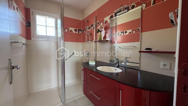 EXCLUSIVITE BSK IMMOBILIER à visiter sans tarder ! Venez découvrir cette maison traditionnelle située à CHARTRES DE BRETAGNE, une charmante commune très dynamique et attractive de la métropole Rennaise, idéalement située à 5km du centre-ville de Rennes, à 10 mn de la gare SNCF, 10 mn de l'aéroport de Rennes Saint-Jacques et du Campus de Ker-Lann. CHARTRES dispose également d'un bon réseau de transports (bus) qui facilite vos déplacements.
Dans le centre bourg, vous y trouverez toutes les commodités (commerces, écoles, collège, équipements culturels et sportifs) et tout cela à pied. 
Profitez d'un cadre de vie agréable !

Cette maison familiale de 112m², construite en 1979 sur sous-sol complet, se trouve sur une parcelle d’environ 420m². Idéalement située dans un quartier calme et résidentiel, au cœur d’une impasse et à proximité du centre bourg, vous profiterez d’un jardin clos et arboré offrant une belle vue dégagée et sans vis-à-vis sur la campagne.

Le rez-de-chaussée vous accueille avec une entrée majestueuse qui dessert un lumineux salon-séjour avec sa cheminée, une cuisine dinatoire aménagée et équipée qui comblera les amateurs de gastronomie. 
Le séjour est en accès direct sur une terrasse sans vis-à-vis, exposée Sud et Ouest, idéale pour profiter des belles journées d’été.
L'entrée dessert également une belle chambre parentale et sa salle d'eau refaite très récemment, un espace rangement et des WC séparés.
À l’étage, le palier vous emmène vers trois chambres (dont une grande avec dressing), une salle d’eau et des WC.

Atouts supplémentaires :
• Grand sous-sol sécurisé avec porte de garage motorisée.
• Espace atelier, buanderie et cave.
• Chauffage avec chaudière gaz Frisquet.
• Huisseries PVC et volets roulants (motorisés au rez-de-chaussée).
• Fibre installée pour une connectivité optimale.
• Jardin clos et arboré. Barbecue. Terrasse protégée par un store-banne.

Quelques travaux de modernisation (décoration) vous permettront de personnaliser cette maison solidement construite pour en faire un véritable cocon familial à votre image.
Laissez-vous séduire par son cadre de vie agréable. 
Contactez-moi rapidement pour organiser une visite !