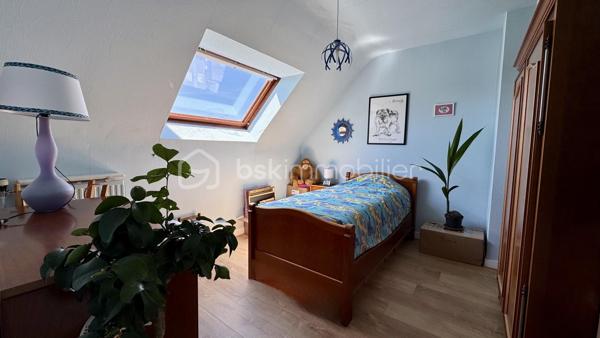 EXCLUSIVITE BSK IMMOBILIER à visiter sans tarder ! Venez découvrir cette maison traditionnelle située à CHARTRES DE BRETAGNE, une charmante commune très dynamique et attractive de la métropole Rennaise, idéalement située à 5km du centre-ville de Rennes, à 10 mn de la gare SNCF, 10 mn de l'aéroport de Rennes Saint-Jacques et du Campus de Ker-Lann. CHARTRES dispose également d'un bon réseau de transports (bus) qui facilite vos déplacements.
Dans le centre bourg, vous y trouverez toutes les commodités (commerces, écoles, collège, équipements culturels et sportifs) et tout cela à pied. 
Profitez d'un cadre de vie agréable !

Cette maison familiale de 112m², construite en 1979 sur sous-sol complet, se trouve sur une parcelle d’environ 420m². Idéalement située dans un quartier calme et résidentiel, au cœur d’une impasse et à proximité du centre bourg, vous profiterez d’un jardin clos et arboré offrant une belle vue dégagée et sans vis-à-vis sur la campagne.

Le rez-de-chaussée vous accueille avec une entrée majestueuse qui dessert un lumineux salon-séjour avec sa cheminée, une cuisine dinatoire aménagée et équipée qui comblera les amateurs de gastronomie. 
Le séjour est en accès direct sur une terrasse sans vis-à-vis, exposée Sud et Ouest, idéale pour profiter des belles journées d’été.
L'entrée dessert également une belle chambre parentale et sa salle d'eau refaite très récemment, un espace rangement et des WC séparés.
À l’étage, le palier vous emmène vers trois chambres (dont une grande avec dressing), une salle d’eau et des WC.

Atouts supplémentaires :
• Grand sous-sol sécurisé avec porte de garage motorisée.
• Espace atelier, buanderie et cave.
• Chauffage avec chaudière gaz Frisquet.
• Huisseries PVC et volets roulants (motorisés au rez-de-chaussée).
• Fibre installée pour une connectivité optimale.
• Jardin clos et arboré. Barbecue. Terrasse protégée par un store-banne.

Quelques travaux de modernisation (décoration) vous permettront de personnaliser cette maison solidement construite pour en faire un véritable cocon familial à votre image.
Laissez-vous séduire par son cadre de vie agréable. 
Contactez-moi rapidement pour organiser une visite !