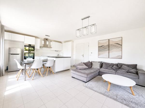 Appartement
         3 pièces
        - 69 m² 379 000 € *
