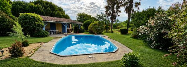 Maison 2 chambres avec garage et piscine.