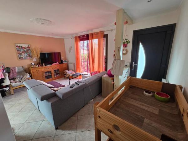 Maison 2 chambres avec garage et piscine.