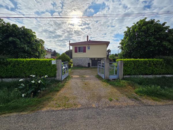 Maison 2 chambres avec garage et piscine.