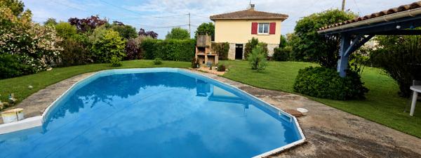 Maison 2 chambres avec garage et piscine.