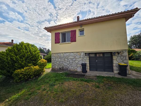 Maison 2 chambres avec garage et piscine.