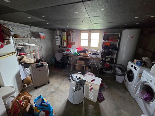 Maison 2 chambres avec garage et piscine.