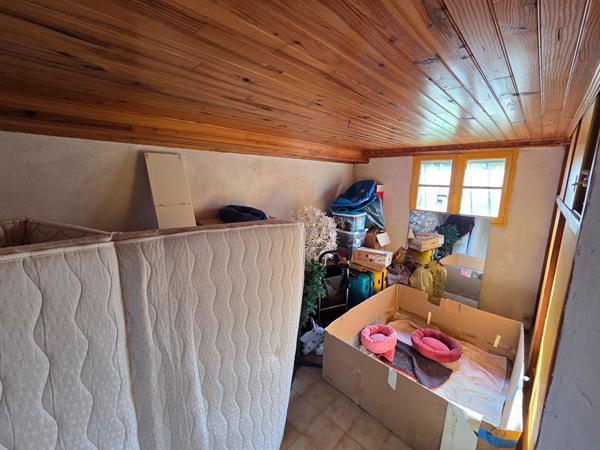 Maison 2 chambres avec garage et piscine.