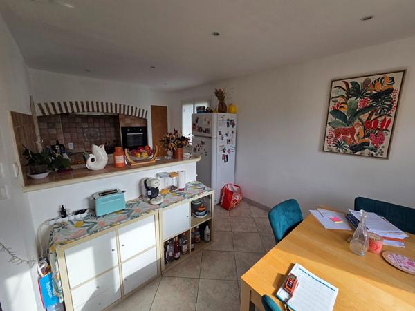 Maison 2 chambres avec garage et piscine.