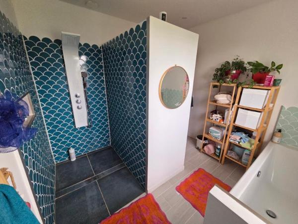 Maison 2 chambres avec garage et piscine.