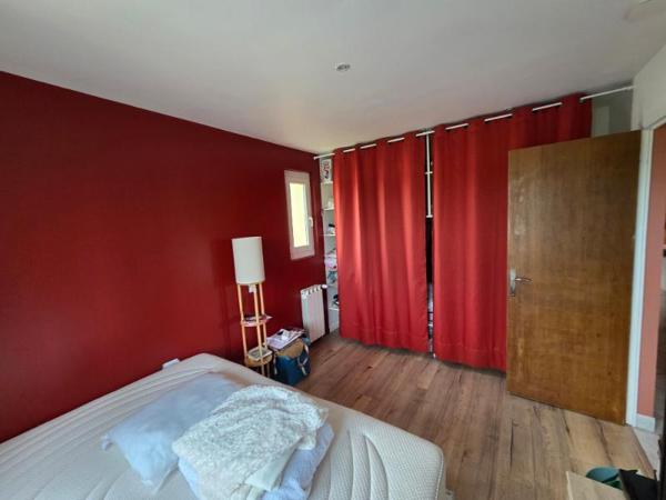 Maison 2 chambres avec garage et piscine.