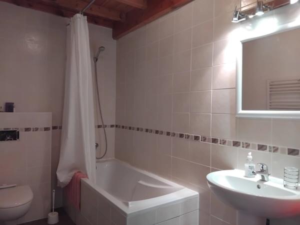 Castelnaudary: Grande propriété - ensemble immobilier de 3 maisons avec piscine et jardins