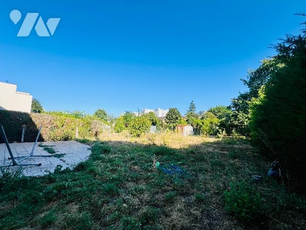 SAINT-PIERRE-DES-CORPS
CENTRE VILLE
Proche Gare et toutes commodités 
Dans un environnement calme