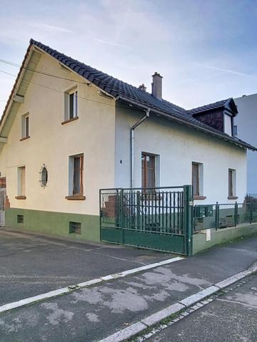 Immeuble (ou maison) avec dépendances et garages.