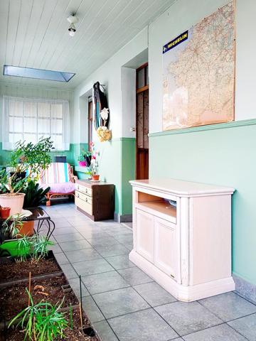 Immeuble (ou maison) avec dépendances et garages.