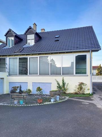 Immeuble (ou maison) avec dépendances et garages.