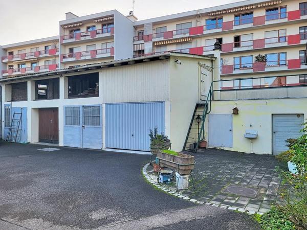 Immeuble (ou maison) avec dépendances et garages.
