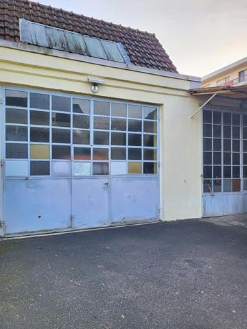 Immeuble (ou maison) avec dépendances et garages.