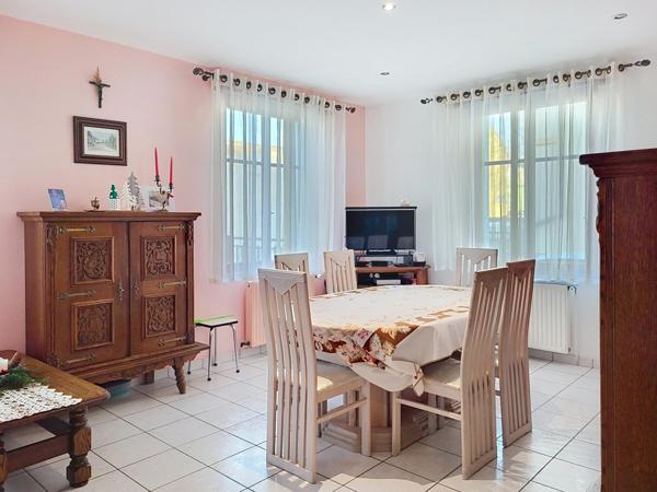 Immeuble (ou maison) avec dépendances et garages.