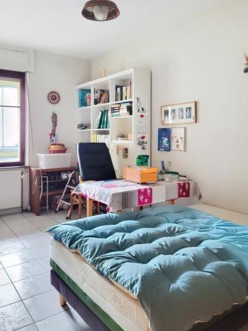 Immeuble (ou maison) avec dépendances et garages.