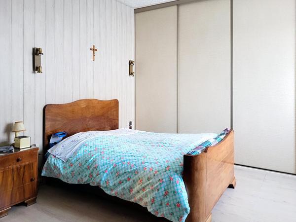 Immeuble (ou maison) avec dépendances et garages.