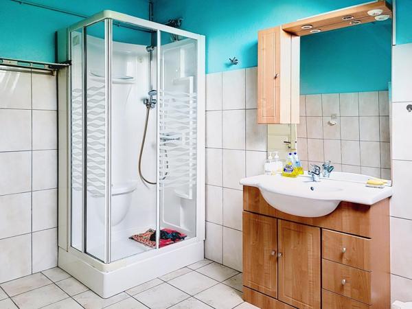 Immeuble (ou maison) avec dépendances et garages.