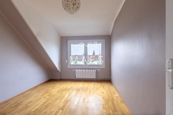 Maison bel étage 110m2 – 3 chambres – Garage et jardin