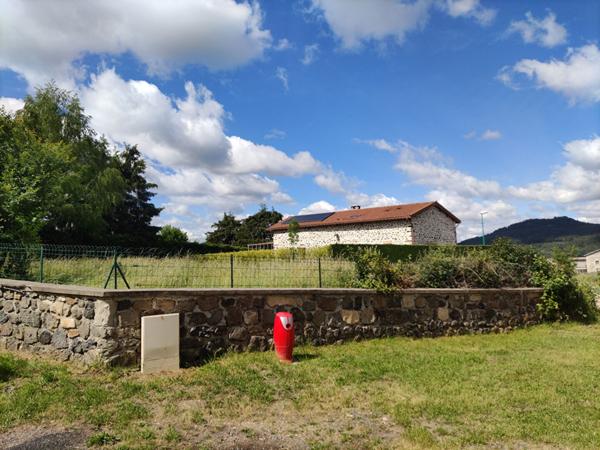 Terrain à bâtir, viabilisé à Saint Germain Laprade