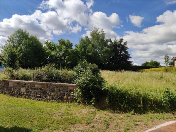 Terrain à bâtir, viabilisé à Saint Germain Laprade