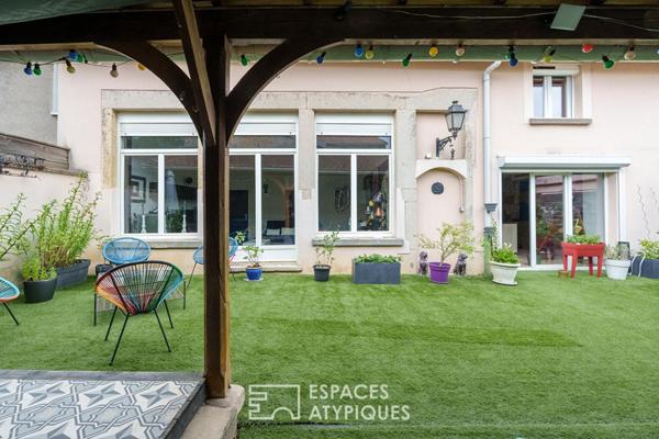 Ancienne école de village rénovée et sa cour intérieure