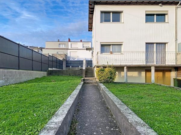 Maison avec garage et jardin