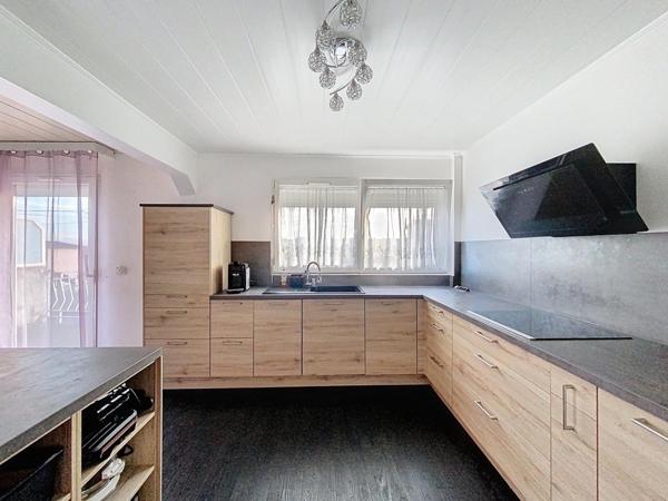 Maison avec garage et jardin