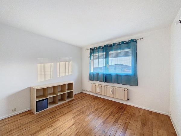 Maison avec garage et jardin