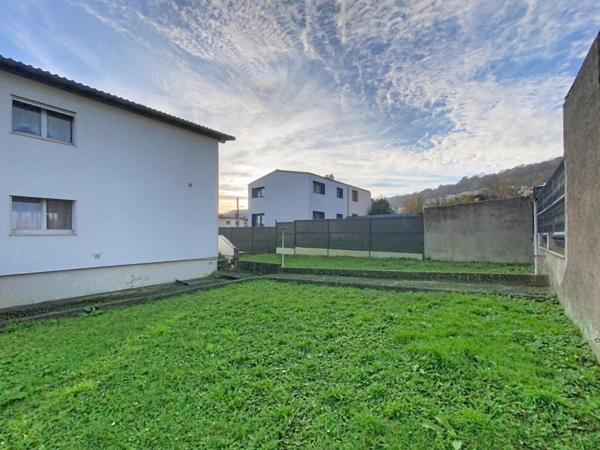 Maison avec garage et jardin