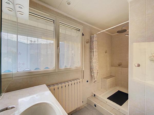 Maison avec garage et jardin