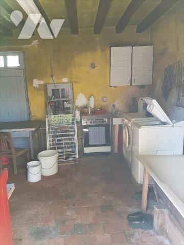 Fermette de 8 pièces avec chambres au RDC :
- Véranda/entrée, séjour avec poêle à bois, grande...