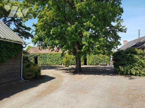 Fermette de 8 pièces avec chambres au RDC :
- Véranda/entrée, séjour avec poêle à bois, grande...