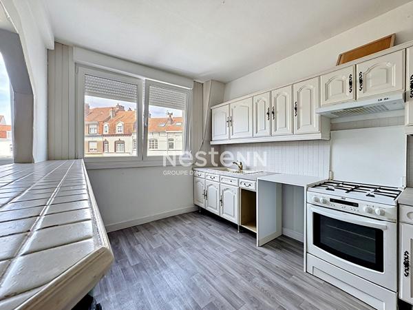 Investissement Place Voltaire - Logement loué + local commercial