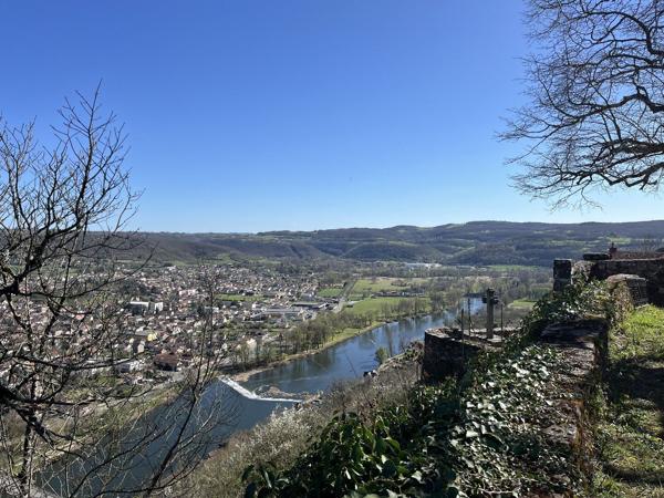 Maison en pierres entièrement rénovée dans village historique Capdenac