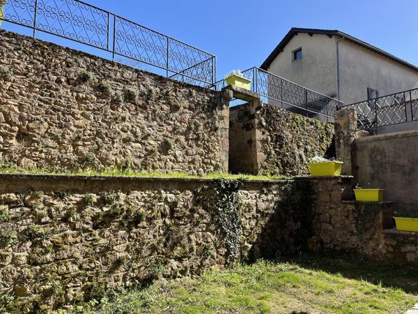 Maison en pierres entièrement rénovée dans village historique Capdenac