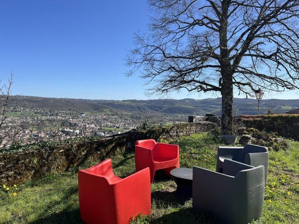 Maison en pierres entièrement rénovée dans village historique Capdenac