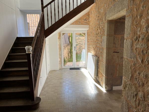 Maison en pierres entièrement rénovée dans village historique Capdenac
