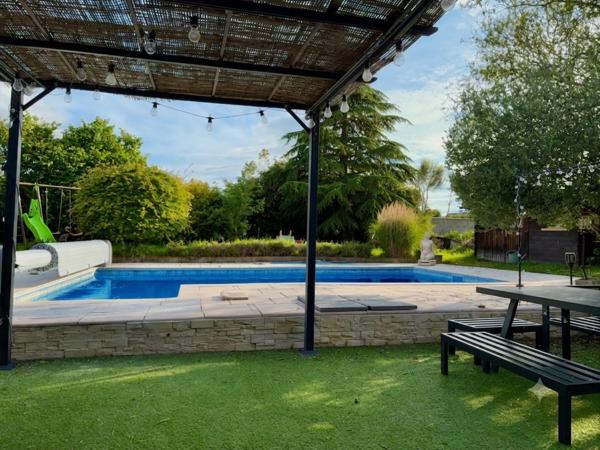 Longère en pierre rénovée – Piscine, charme & confort