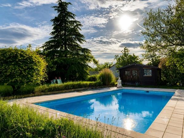 Longère en pierre rénovée – Piscine, charme & confort