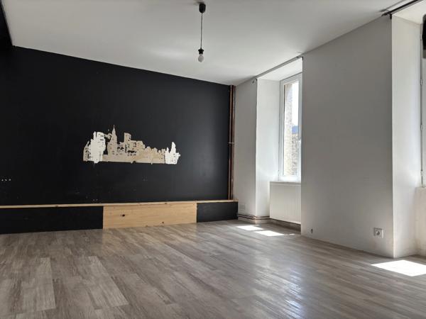 VITTEAUX 7min : maison rénovée, 248m², 8 pièces, 6 chambres. Studio indépendant. Jardin, dépendances. Prix : 220 000€.