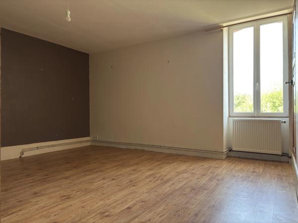 VITTEAUX 7min : maison rénovée, 248m², 8 pièces, 6 chambres. Studio indépendant. Jardin, dépendances. Prix : 220 000€.