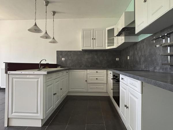 VITTEAUX 7min : maison rénovée, 248m², 8 pièces, 6 chambres. Studio indépendant. Jardin, dépendances. Prix : 220 000€.